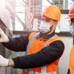 Ilustrasi - Kontraktor tengah melakukan pembangunan gedung sarana prasarana pendidikan. Foto: Freepik