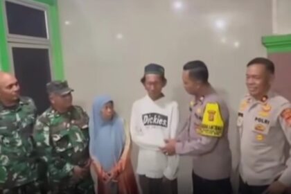 Anggota Polisi dan TNI i llminta maaf kepada pedagang es gabus yang sempat dituduh menjual es berbahan spons. Foto: Instagram @medsoszone