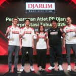 Salsabila Zahra Aulia/Adelia Nirul – Juara Ganda Taruna Putri Kejurnas PBSI 2025 mendapat apresiasi senilai Rp30 juta. Simbolis penghargaan diberikan oleh Pelatih GandaPutri PB Djarum Rudy Gunawan. Foto/Megapro