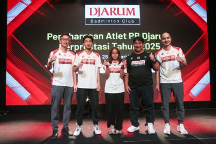 Salsabila Zahra Aulia/Adelia Nirul – Juara Ganda Taruna Putri Kejurnas PBSI 2025 mendapat apresiasi senilai Rp30 juta. Simbolis penghargaan diberikan oleh Pelatih GandaPutri PB Djarum Rudy Gunawan. Foto/Megapro