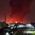 Kebakaran hebat melanda pabrik sandal Swallow di Medan, Sumatera Utara. Api berkobar lebih dari enam jam dan menghanguskan hampir seluruh bangunan pabrik. Foto: IG @tkpmedan