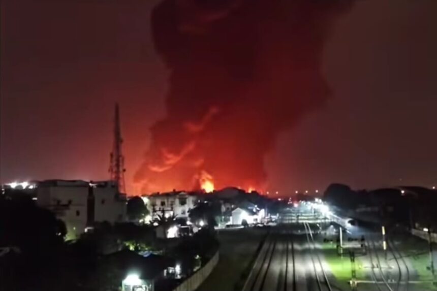 Kebakaran hebat melanda pabrik sandal Swallow di Medan, Sumatera Utara. Api berkobar lebih dari enam jam dan menghanguskan hampir seluruh bangunan pabrik. Foto: IG @tkpmedan