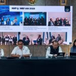 Staf Ahli Menteri KP Bidang Ekologi dan Sumber Daya Laut, Hendra Yusran Siry, Staf Khusus Menteri KP Bid Humas dan Komunikasi Media, Doni Ismanto, dan Ketua Tim Kerja Sama Multilateral KKP, Desri Yanti, dalam konfrensi pers Hasil Strategis dan Tindak Lanjut Partisipasi Kementerian Kelautan dan Perikanan pada World Economic Forum (WEF) Annual Meeting 2026 di Davos, Swiss, di Media Center, Gedung Mina Bahari IV Kementerian Kelautan dan Perikanan Jakarta, Rabu (28/1/2026). Foto: Joesvicar Iqbal/ipol.id