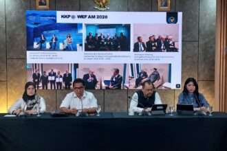 Staf Ahli Menteri KP Bidang Ekologi dan Sumber Daya Laut, Hendra Yusran Siry, Staf Khusus Menteri KP Bid Humas dan Komunikasi Media, Doni Ismanto, dan Ketua Tim Kerja Sama Multilateral KKP, Desri Yanti, dalam konfrensi pers Hasil Strategis dan Tindak Lanjut Partisipasi Kementerian Kelautan dan Perikanan pada World Economic Forum (WEF) Annual Meeting 2026 di Davos, Swiss, di Media Center, Gedung Mina Bahari IV Kementerian Kelautan dan Perikanan Jakarta, Rabu (28/1/2026). Foto: Joesvicar Iqbal/ipol.id