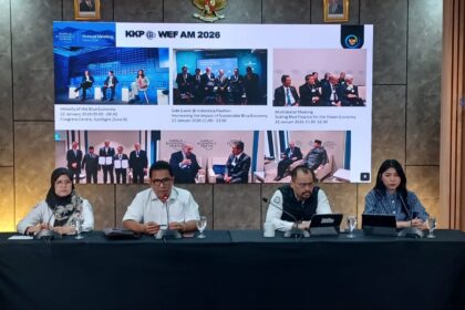 Staf Ahli Menteri KP Bidang Ekologi dan Sumber Daya Laut, Hendra Yusran Siry, Staf Khusus Menteri KP Bid Humas dan Komunikasi Media, Doni Ismanto, dan Ketua Tim Kerja Sama Multilateral KKP, Desri Yanti, dalam konfrensi pers Hasil Strategis dan Tindak Lanjut Partisipasi Kementerian Kelautan dan Perikanan pada World Economic Forum (WEF) Annual Meeting 2026 di Davos, Swiss, di Media Center, Gedung Mina Bahari IV Kementerian Kelautan dan Perikanan Jakarta, Rabu (28/1/2026). Foto: Joesvicar Iqbal/ipol.id