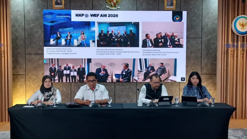 Staf Ahli Menteri KP Bidang Ekologi dan Sumber Daya Laut, Hendra Yusran Siry, Staf Khusus Menteri KP Bid Humas dan Komunikasi Media, Doni Ismanto, dan Ketua Tim Kerja Sama Multilateral KKP, Desri Yanti, dalam konfrensi pers Hasil Strategis dan Tindak Lanjut Partisipasi Kementerian Kelautan dan Perikanan pada World Economic Forum (WEF) Annual Meeting 2026 di Davos, Swiss, di Media Center, Gedung Mina Bahari IV Kementerian Kelautan dan Perikanan Jakarta, Rabu (28/1/2026). Foto: Joesvicar Iqbal/ipol.id