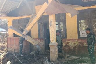 Prajurit TNI AD dari Kodim 0106/Aceh Tengah masih berada di tengah masyarakat terdampak bencana di Aceh. Foto: Dispenad