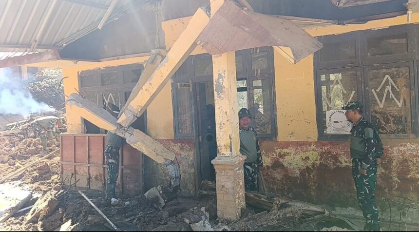 Prajurit TNI AD dari Kodim 0106/Aceh Tengah masih berada di tengah masyarakat terdampak bencana di Aceh. Foto: Dispenad