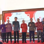 Gubernur Bali Wayan Koster bersama Direktur Bisnis Metranet Faisal Yusuf meresmikan peluncuran siaran televisi digital dari Turyapada Tower KBS 6.0 Kerthi Bali yang berlokasi di Desa Adat Amertasari, Kecamatan Sukasada, Kabupaten Buleleng, Sabtu (27/12). Foto: Telkom Indonesia
