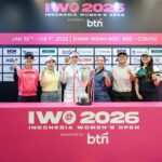 Berdiri: Yuna Araki (JPN), Thalia Martin (ENG), Jihyo Jung (KOR), Natasha Oon (MAS). Duduk: Jaravee Boonchant (THA), Holly Victoria Halim (INA). Credit: Faizal Rachman/ IWO