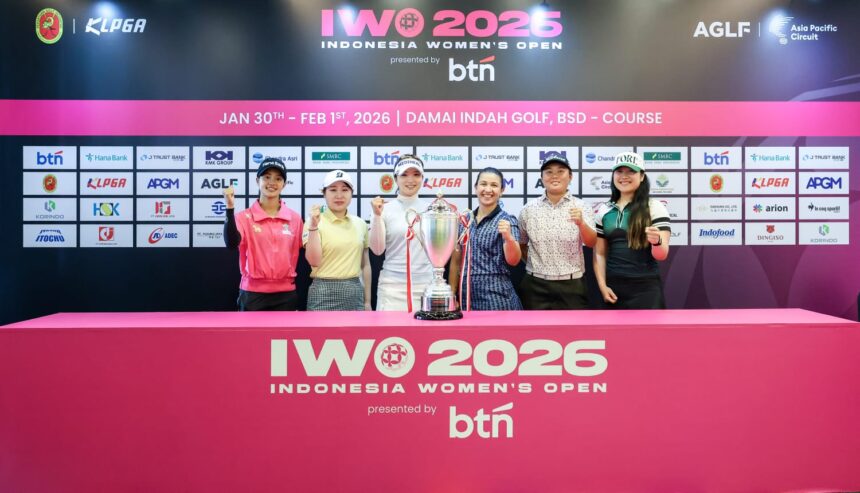 Berdiri: Yuna Araki (JPN), Thalia Martin (ENG), Jihyo Jung (KOR), Natasha Oon (MAS). Duduk: Jaravee Boonchant (THA), Holly Victoria Halim (INA). Credit: Faizal Rachman/ IWO