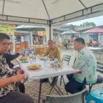 Asisten Perekonomian dan Pembangunan Kota Administrasi Jakarta Selatan, Sayid Ali bersama Kepala Suku Dinas Lingkungan Hidup Jakarta Selatan, Dedy Setiono, Kepala Bagian Perekonomian Jakarta Selatan, Siswanto, serta sejumlah pejabat lainnya, saat makan siang di Teras Lenteng Agung (Teras LA), Jagakarsa, Kamis (29/1/2026). Foto: Joesvicar Iqbal/ipol.id