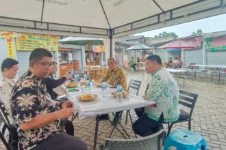 Asisten Perekonomian dan Pembangunan Kota Administrasi Jakarta Selatan, Sayid Ali bersama Kepala Suku Dinas Lingkungan Hidup Jakarta Selatan, Dedy Setiono, Kepala Bagian Perekonomian Jakarta Selatan, Siswanto, serta sejumlah pejabat lainnya, saat makan siang di Teras Lenteng Agung (Teras LA), Jagakarsa, Kamis (29/1/2026). Foto: Joesvicar Iqbal/ipol.id