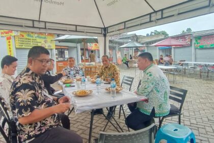 Asisten Perekonomian dan Pembangunan Kota Administrasi Jakarta Selatan, Sayid Ali bersama Kepala Suku Dinas Lingkungan Hidup Jakarta Selatan, Dedy Setiono, Kepala Bagian Perekonomian Jakarta Selatan, Siswanto, serta sejumlah pejabat lainnya, saat makan siang di Teras Lenteng Agung (Teras LA), Jagakarsa, Kamis (29/1/2026). Foto: Joesvicar Iqbal/ipol.id