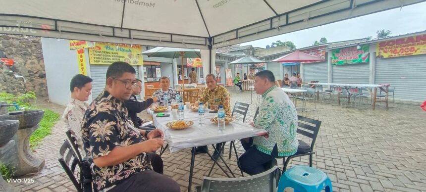 Asisten Perekonomian dan Pembangunan Kota Administrasi Jakarta Selatan, Sayid Ali bersama Kepala Suku Dinas Lingkungan Hidup Jakarta Selatan, Dedy Setiono, Kepala Bagian Perekonomian Jakarta Selatan, Siswanto, serta sejumlah pejabat lainnya, saat makan siang di Teras Lenteng Agung (Teras LA), Jagakarsa, Kamis (29/1/2026). Foto: Joesvicar Iqbal/ipol.id