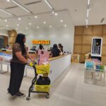 Seorang pengunjung berbelanja kebutuhan rumah tangga di toko MR DIY. Foto: Ist
