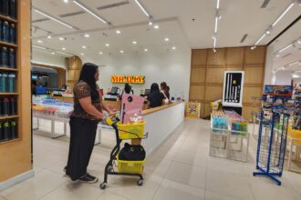 Seorang pengunjung berbelanja kebutuhan rumah tangga di toko MR DIY. Foto: Ist