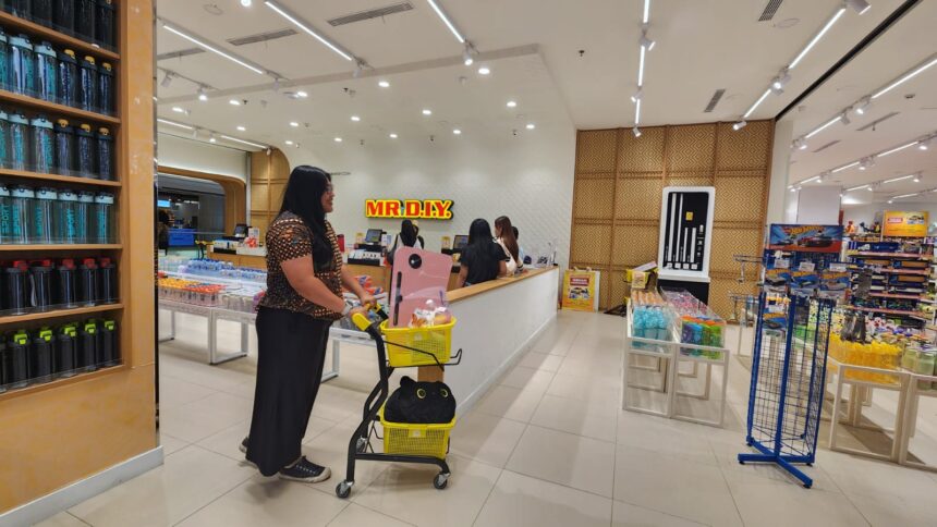 Seorang pengunjung berbelanja kebutuhan rumah tangga di toko MR DIY. Foto: Ist