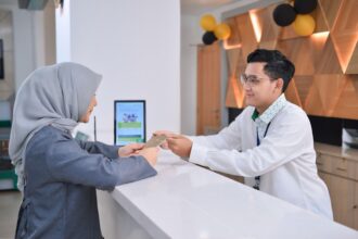 Selama lebih dari 124 tahun, layanan gadai di Pegadaian telah hadir bukan sekadar sebagai layanan pembiayaan, melainkan sebagai "katup penyelamat" likuiditas yang menjaga nafas ekonomi rumah tangga hingga pelaku usaha UMKM di seluruh pelosok negeri.