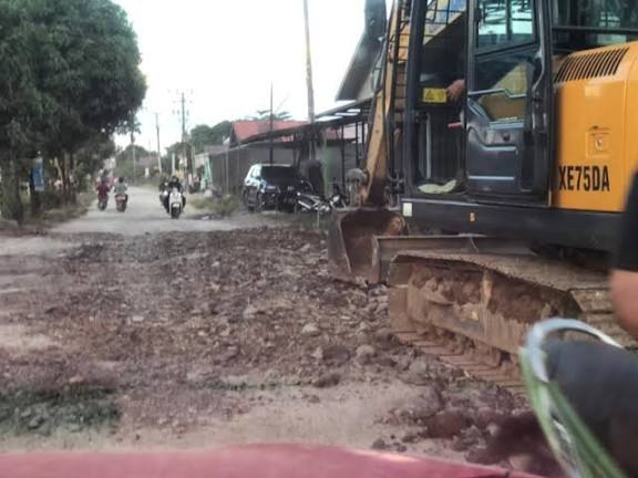 Ilustrasi jalan rusak akibat banjir yang akan diperbaiki Dinas Bina Marga DKI Jakarta.(Foto dok ipol.id)
