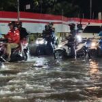 Kondisi ruas Jalan DI Panjaitan, Cawang, Jatinegara, Jakarta Timur, kembali terendam banjir pada Kamis (29/1/2026) malam. Sejumlah kendaraan perlahan antri melintasi genangan. Foto: Joesvicar Iqbal/ipol.id