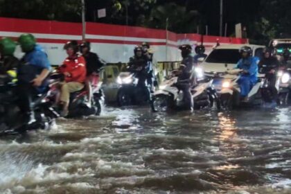 Kondisi ruas Jalan DI Panjaitan, Cawang, Jatinegara, Jakarta Timur, kembali terendam banjir pada Kamis (29/1/2026) malam. Sejumlah kendaraan perlahan antri melintasi genangan. Foto: Joesvicar Iqbal/ipol.id