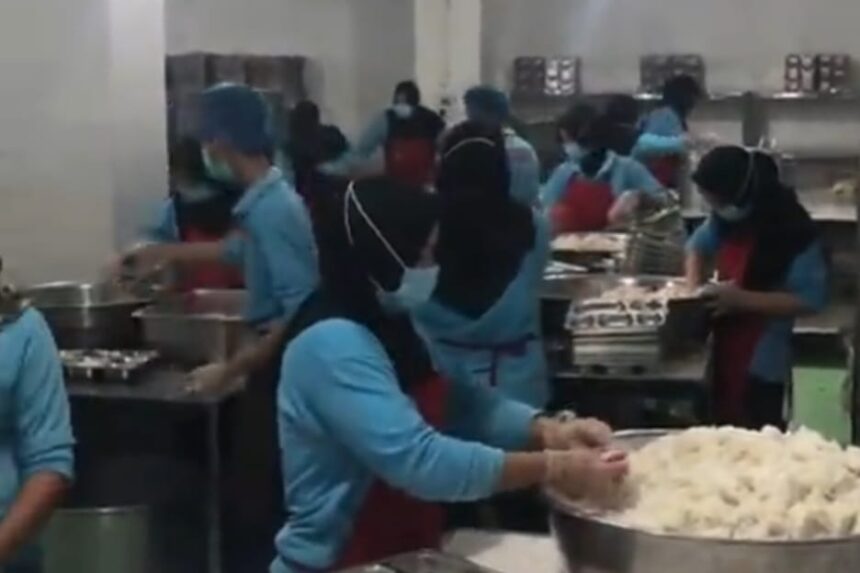 Pegawai dapur Makan Bergizi Gratis dipastikan menerima THR. Kepala BGN menegaskan seluruh ASN, termasuk di SPPG, memiliki hak yang sama sesuai aturan perundangan. Foto: TikTok @warkahlama