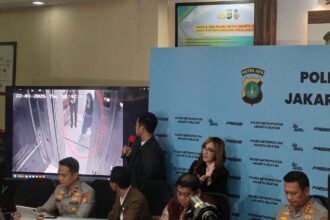 Kasat Reskrim Polres Metro Jakarta Selatan (Jaksel), AKBP Iskandarsyah, mendampingi Kabid Humas Polda Metro Jaya, Kombes Budhi Hermanto dan jajaran, menunjukkan tayangan video CCTV dalam konferensi pers meninggalnya Selebgram Lula Lahfah, 26, di Mapolres Jaksel, Jumat (30/1/2026). Foto: Joesvicar Iqbal/ipol.id
