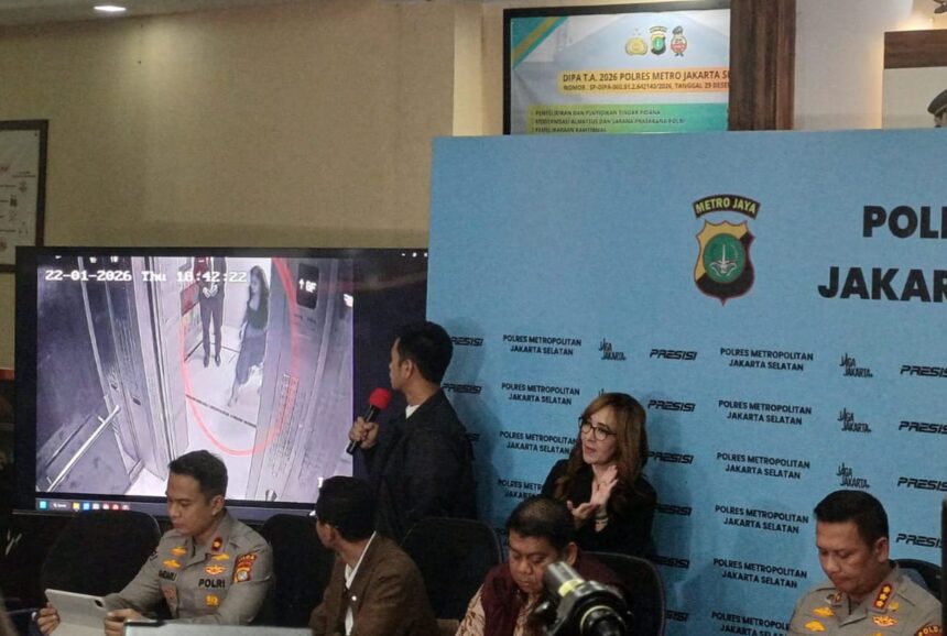 Kasat Reskrim Polres Metro Jakarta Selatan (Jaksel), AKBP Iskandarsyah, mendampingi Kabid Humas Polda Metro Jaya, Kombes Budhi Hermanto dan jajaran, menunjukkan tayangan video CCTV dalam konferensi pers meninggalnya Selebgram Lula Lahfah, 26, di Mapolres Jaksel, Jumat (30/1/2026). Foto: Joesvicar Iqbal/ipol.id