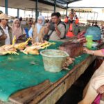 Suasana Deputi Bidang Penanganan Darurat BNPB, Mayjen TNI Budi Irawan (rompi cokelat BNPB) berdialog dengan pedagang pasar terpadu di Gayo Lues, Provinsi Aceh, Jumat (30/1/2026). Foto: Ist