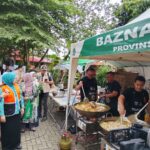 Ketua TP PKK Kota Jakarta Timur, Essie Feransie Munjirin dan jajaran serta Finalis Master Chef, King Abdi, saat meninjau dapur umum di Jalan Taman Harapan, RT 04/03, Kelurahan Cawang, Kramat Jati, Jakarta Timur, Jumat (30/1/2026). Foto: Ist