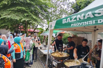 Ketua TP PKK Kota Jakarta Timur, Essie Feransie Munjirin dan jajaran serta Finalis Master Chef, King Abdi, saat meninjau dapur umum di Jalan Taman Harapan, RT 04/03, Kelurahan Cawang, Kramat Jati, Jakarta Timur, Jumat (30/1/2026). Foto: Ist