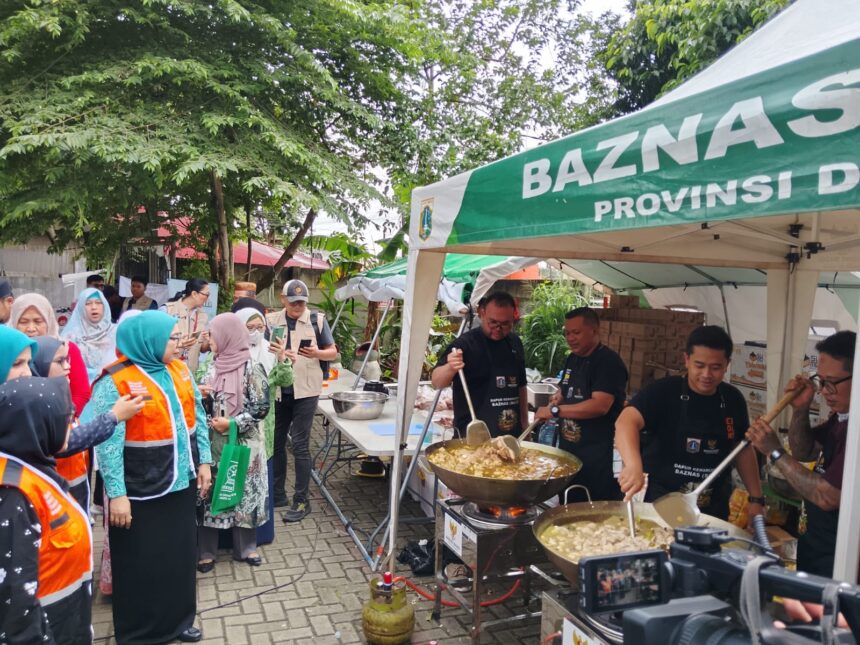 Ketua TP PKK Kota Jakarta Timur, Essie Feransie Munjirin dan jajaran serta Finalis Master Chef, King Abdi, saat meninjau dapur umum di Jalan Taman Harapan, RT 04/03, Kelurahan Cawang, Kramat Jati, Jakarta Timur, Jumat (30/1/2026). Foto: Ist