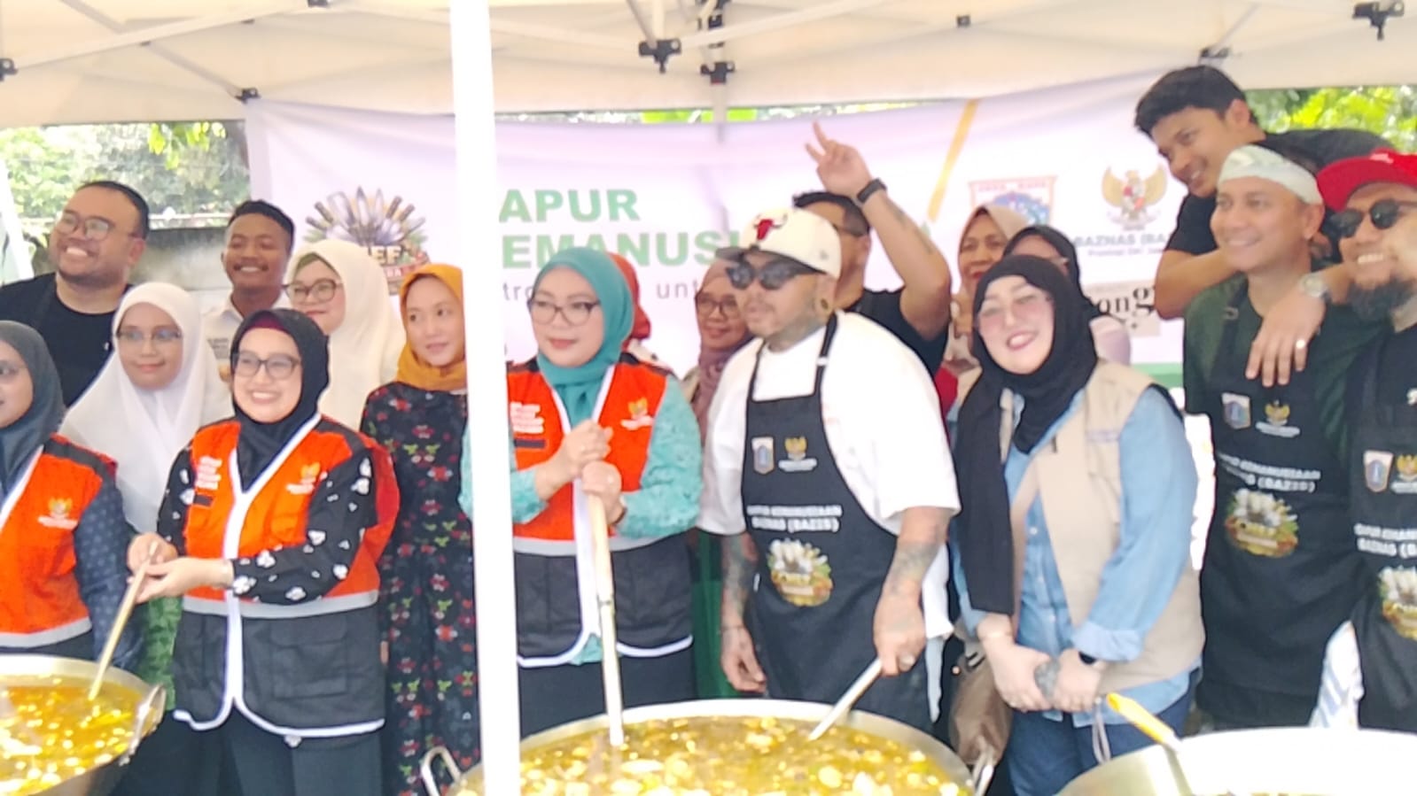 Ketua TP PKK Kota Jakarta Timur, Essie Feransie Munjirin dan jajaran serta Finalis Master Chef, King Abdi, saat meninjau dapur umum di Jalan Taman Harapan, RT 04/03, Kelurahan Cawang, Kramat Jati, Jakarta Timur, Jumat (30/1/2026). Foto: Ist