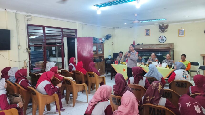 Direktorat Pembinaan Masyarakat (Ditbinmas) Polda Metro Jaya saat menggelar kegiatan penyuluhan kepada organisasi wanita/PKK di Kantor Sekretariat RW 10 Cipinang Melayu, Jalan Harapan 6 No. 40 RT 07 RW 10, Kelurahan Cipinang Melayu, Kecamatan Makasar, Jakarta Timur, Jumat (30/1/2026). Foto: Dok Bid Humas PMJ