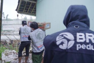 BRI melalui program Corporate Social Responsibility (CSR) BRI Peduli bergerak cepat menyalurkan bantuan tanggap bencana bagi warga terdampak dengan menyalurkan berbagai bantuan seperti sembako, survival kit, obat-obatan, dan pakaian bagi warga terdampak. Foto: Dok BRI
