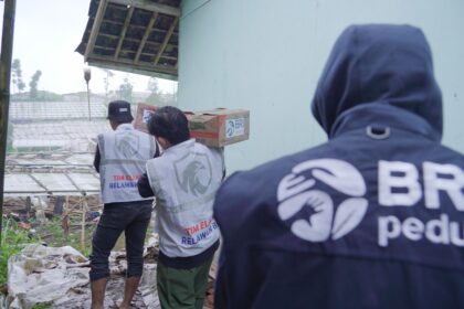 BRI melalui program Corporate Social Responsibility (CSR) BRI Peduli bergerak cepat menyalurkan bantuan tanggap bencana bagi warga terdampak dengan menyalurkan berbagai bantuan seperti sembako, survival kit, obat-obatan, dan pakaian bagi warga terdampak. Foto: Dok BRI