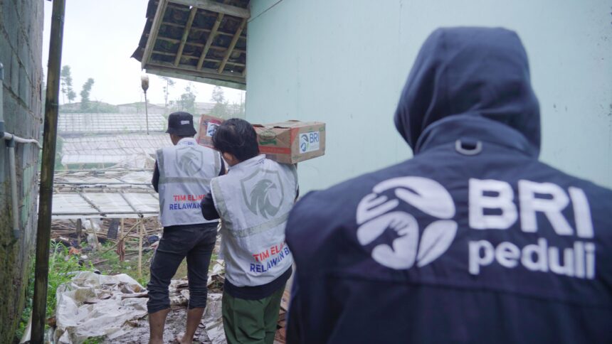 BRI melalui program Corporate Social Responsibility (CSR) BRI Peduli bergerak cepat menyalurkan bantuan tanggap bencana bagi warga terdampak dengan menyalurkan berbagai bantuan seperti sembako, survival kit, obat-obatan, dan pakaian bagi warga terdampak. Foto: Dok BRI