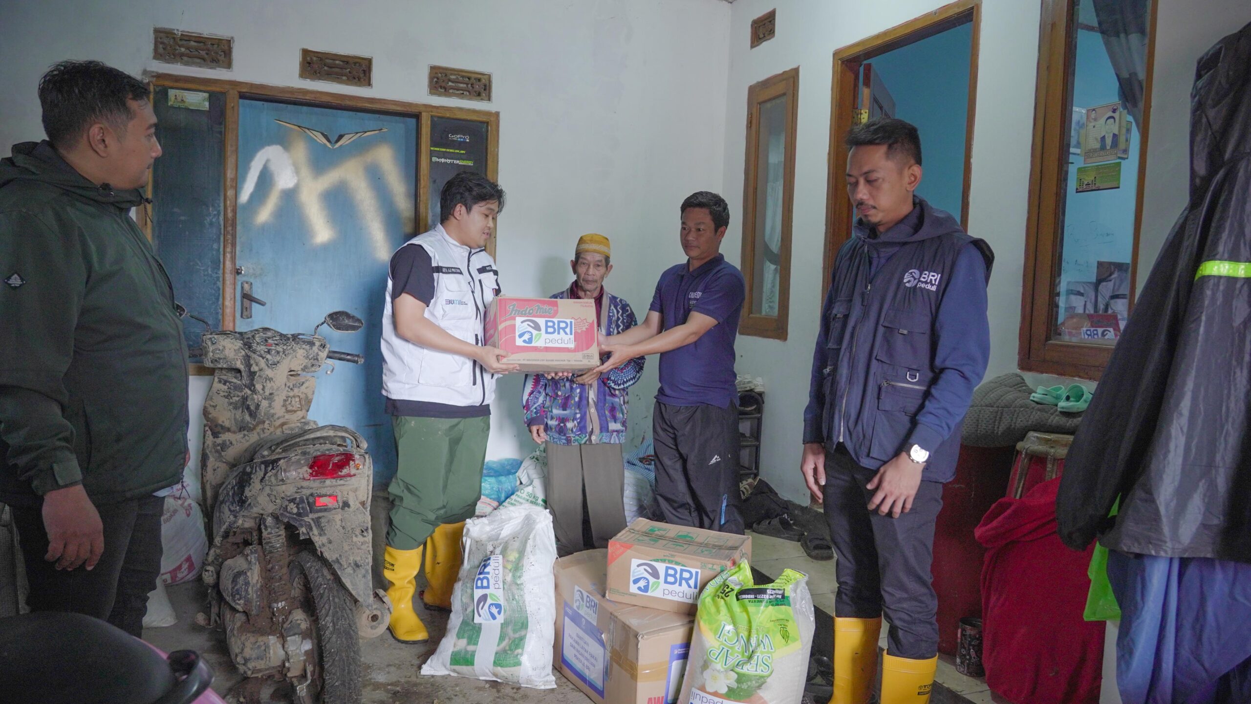 BRI melalui program Corporate Social Responsibility (CSR) BRI Peduli bergerak cepat menyalurkan bantuan tanggap bencana bagi warga terdampak dengan menyalurkan berbagai bantuan seperti sembako, survival kit, obat-obatan, dan pakaian bagi warga terdampak. Foto: Dok BRI