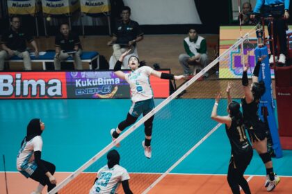 Pemain Jakarta Electric PLN Mobile, Poppy Aulia melakukan smash keras saat menghadapi Popsivo Polwan dalam lanjutan Proliga 2026 yang berlangsung di GOR Tri Dharma, Gresik, Jawa Timur, Jumat (30/1/2026). Foto: Dok PLN