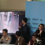 Kasat Reskrim Polres Metro Jakarta Selatan (Jaksel), AKBP Iskandarsyah dan jajaran, menunjukkan tayangan video CCTV dalam konferensi pers meninggalnya Selebgram Lula Lahfah, 26, di Mapolres Jaksel, Jumat (30/1/2026). Foto: Joesvicar Iqbal/ipol.id