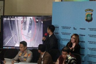 Kasat Reskrim Polres Metro Jakarta Selatan (Jaksel), AKBP Iskandarsyah dan jajaran, menunjukkan tayangan video CCTV dalam konferensi pers meninggalnya Selebgram Lula Lahfah, 26, di Mapolres Jaksel, Jumat (30/1/2026). Foto: Joesvicar Iqbal/ipol.id