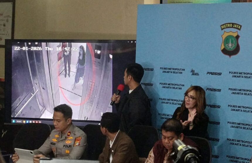 Kasat Reskrim Polres Metro Jakarta Selatan (Jaksel), AKBP Iskandarsyah dan jajaran, menunjukkan tayangan video CCTV dalam konferensi pers meninggalnya Selebgram Lula Lahfah, 26, di Mapolres Jaksel, Jumat (30/1/2026). Foto: Joesvicar Iqbal/ipol.id