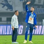 Layvin Kurzawa sapa Bobotoh di GBLA, Minggu (25/1/2026). Foto: ileague