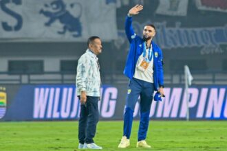 Layvin Kurzawa sapa Bobotoh di GBLA, Minggu (25/1/2026). Foto: ileague