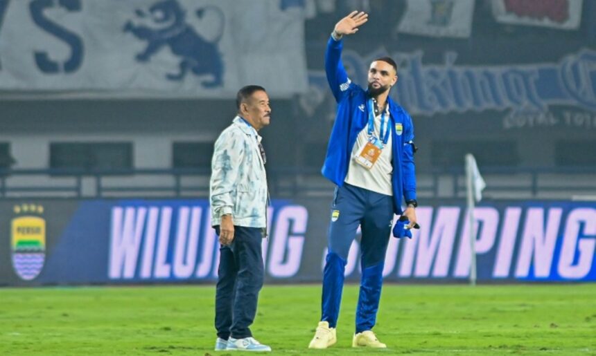Layvin Kurzawa sapa Bobotoh di GBLA, Minggu (25/1/2026). Foto: ileague