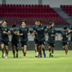 Punggawa Persebaya saat menjalani sesi official training di Stadion Gelora Ratu Pamelingan, Pamekasan. Foto: Persebaya