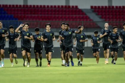 Punggawa Persebaya saat menjalani sesi official training di Stadion Gelora Ratu Pamelingan, Pamekasan. Foto: Persebaya