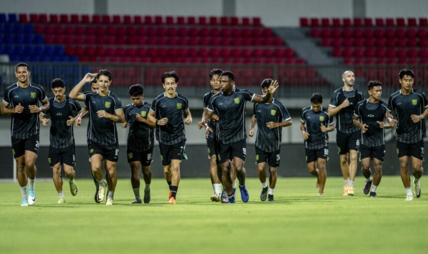 Punggawa Persebaya saat menjalani sesi official training di Stadion Gelora Ratu Pamelingan, Pamekasan. Foto: Persebaya