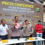 Kapolsek Pesanggrahan, Kompol Seala Syah Alam, didampingi Kasi Humas Polres Metro Jakarta Selatan, AKBP Murodih dalam konfrensi pers kasus judi lomba balap lari melibatkan delapan anak berhadapan dengan hukum, Kamis (22/1/2026). Foto: Joesvicar Iqbal/ipol